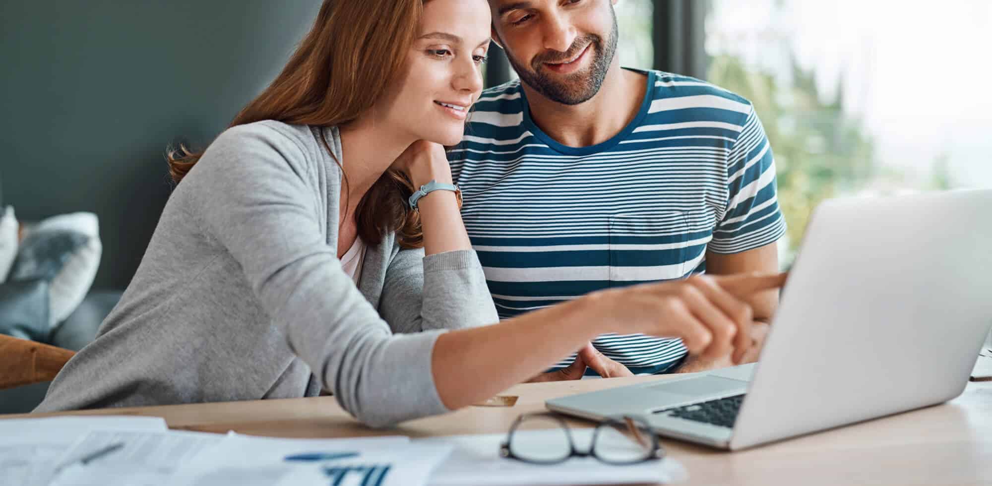 Dues persones estudiant amb un ordinador