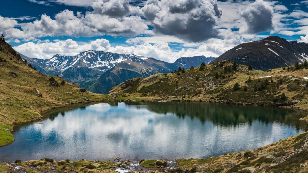 Andorre-la-Vieille inlingua Lac d'Andorre, montagnes et ciel avec nuages