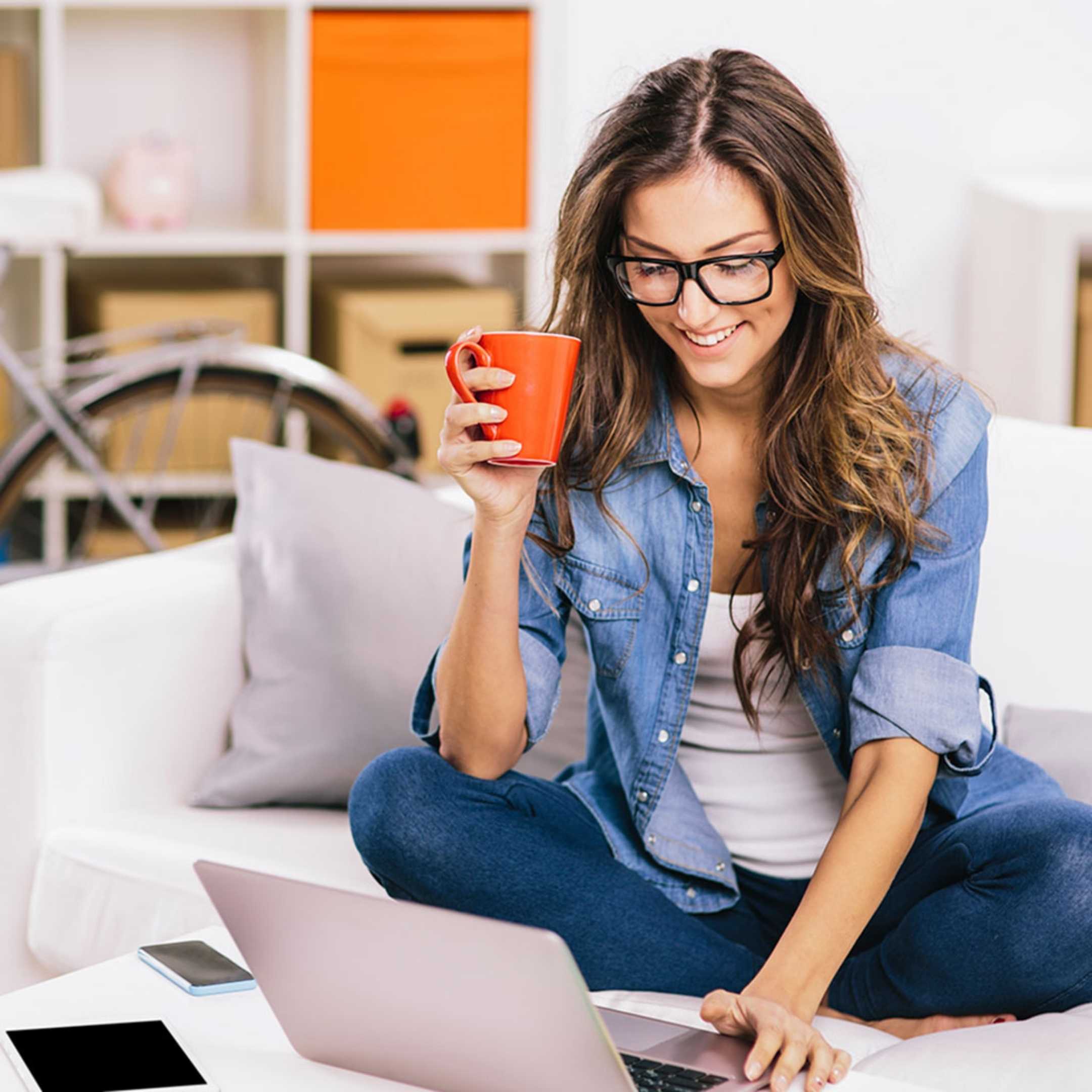 inlingua Andorra étudiant (femme) avec ordinateur portable et tasse de café