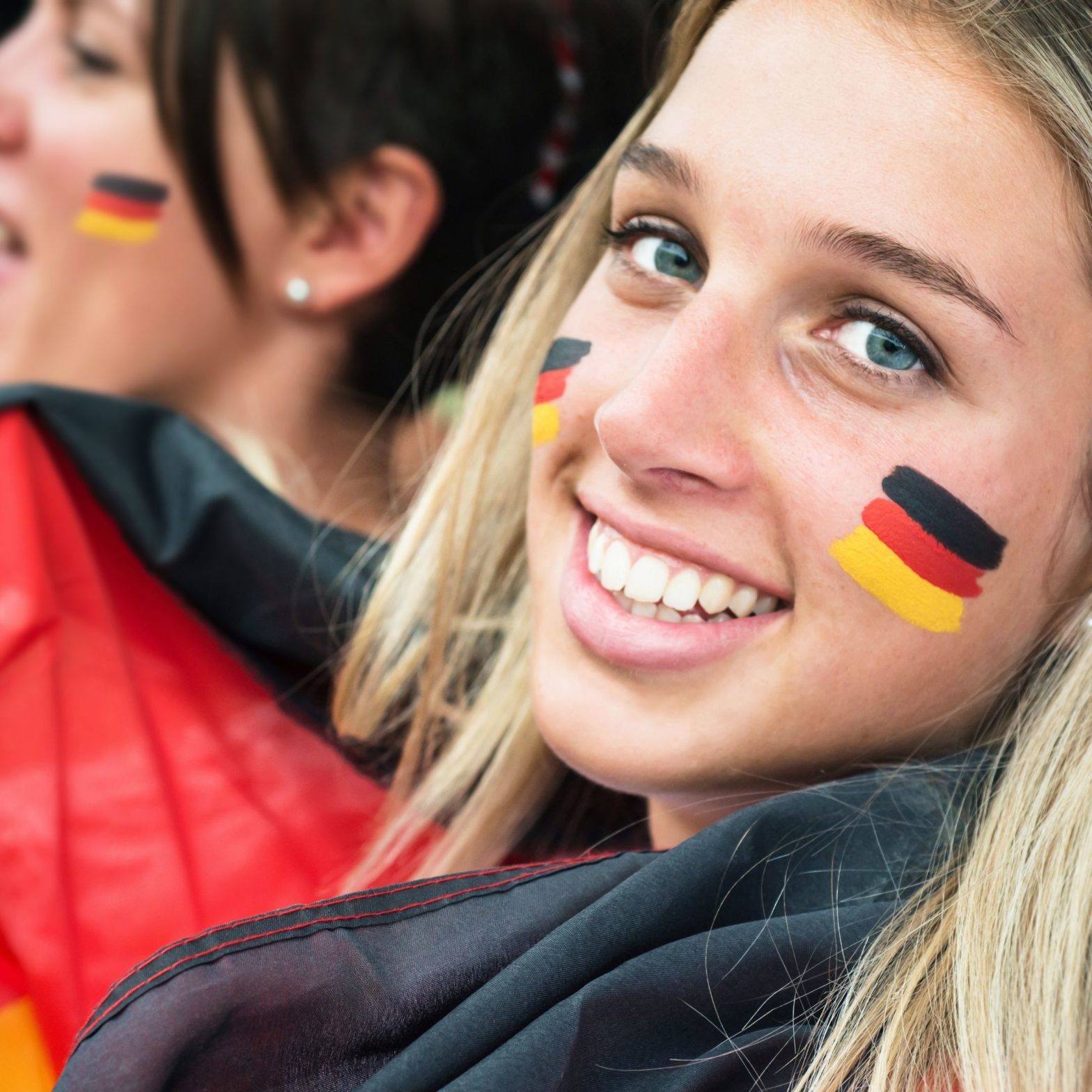 estudiante de inlingua con la bandera alemana pintada en la cara